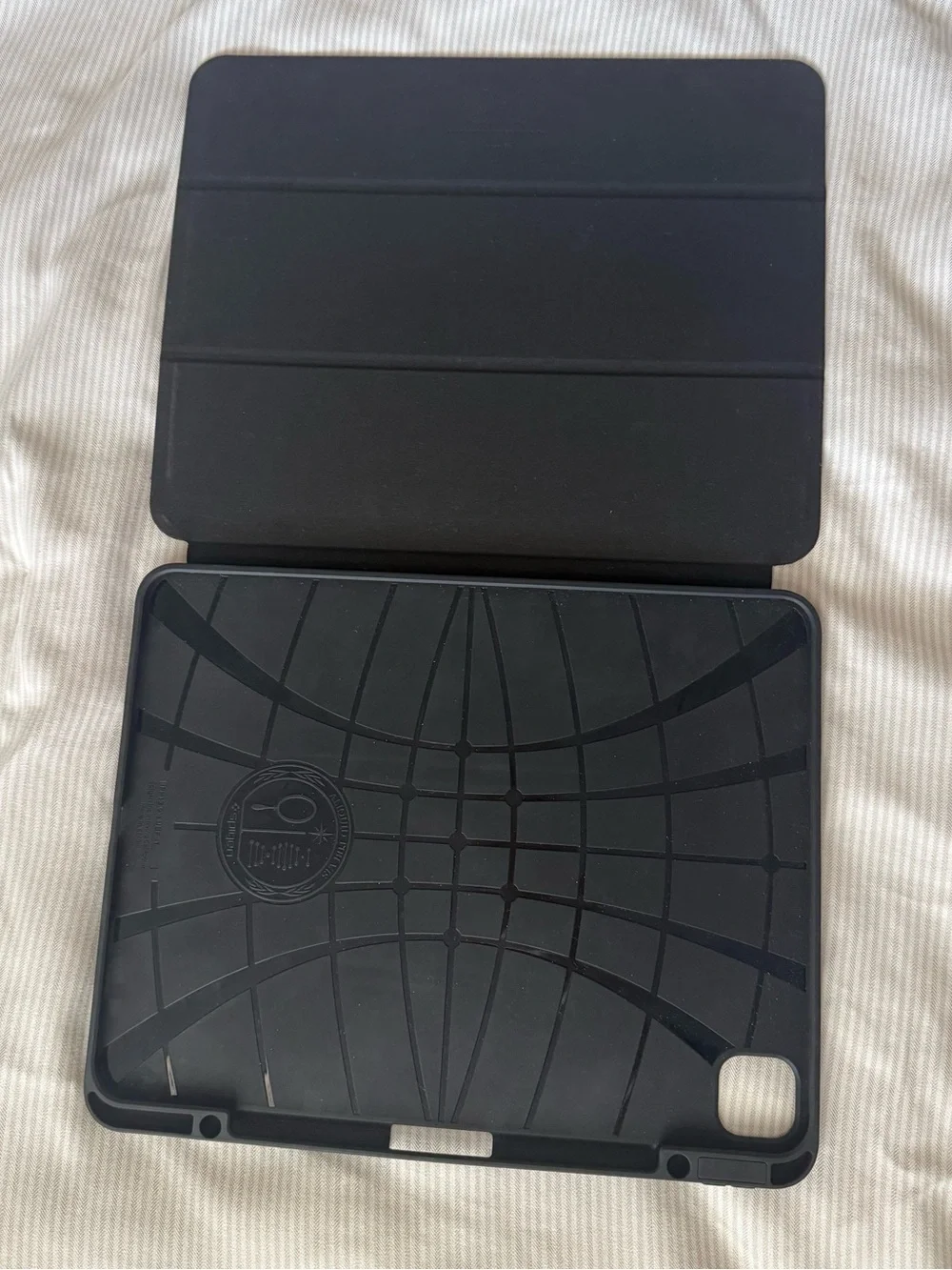Spigen : iPad Pro 11-inch Case Black Slim Magnetic Tablet Cover - Tri-Fold Folio